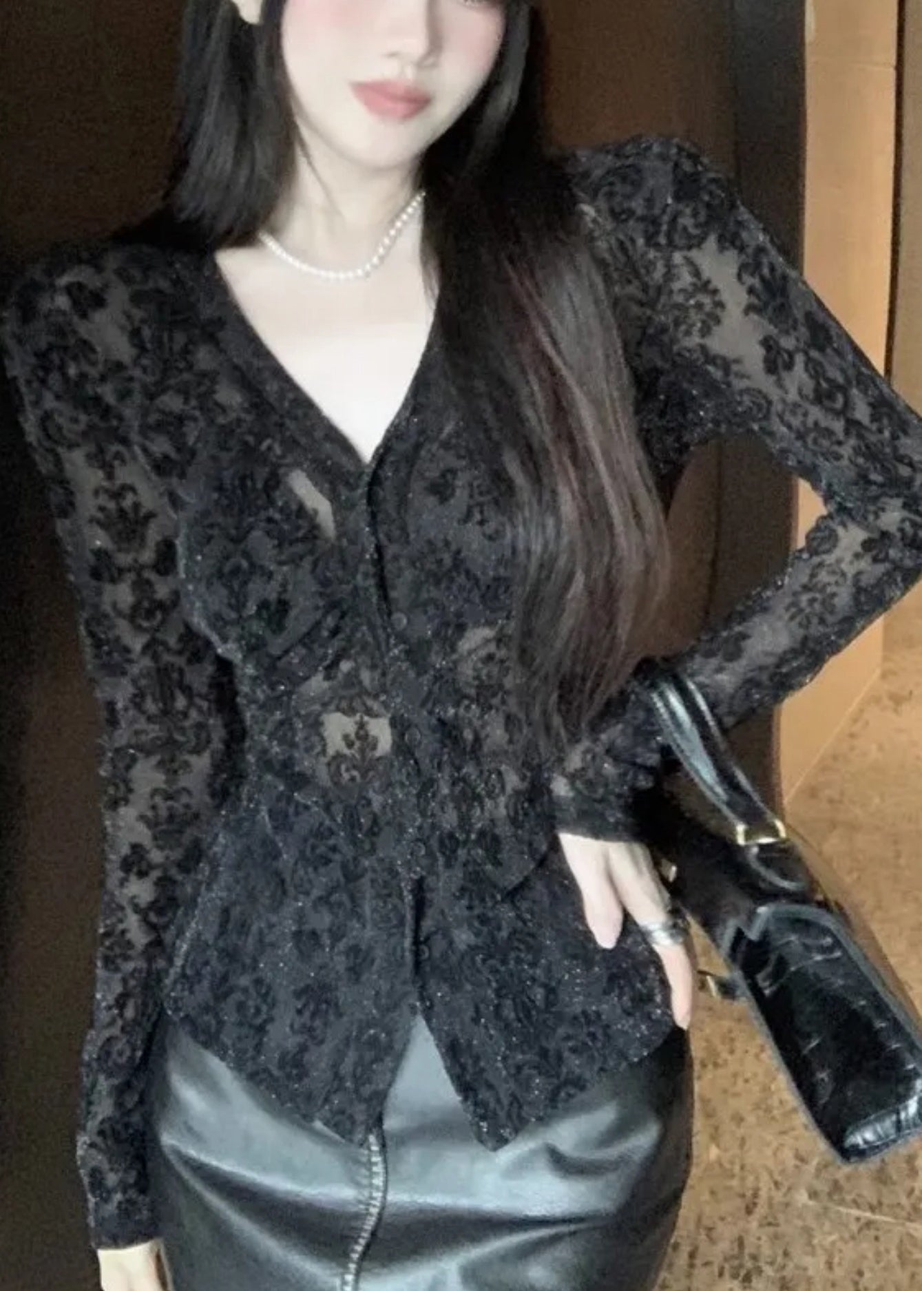 Fit Slim Top Hals Tüll Schwarz Feder Knopf Beflockung V