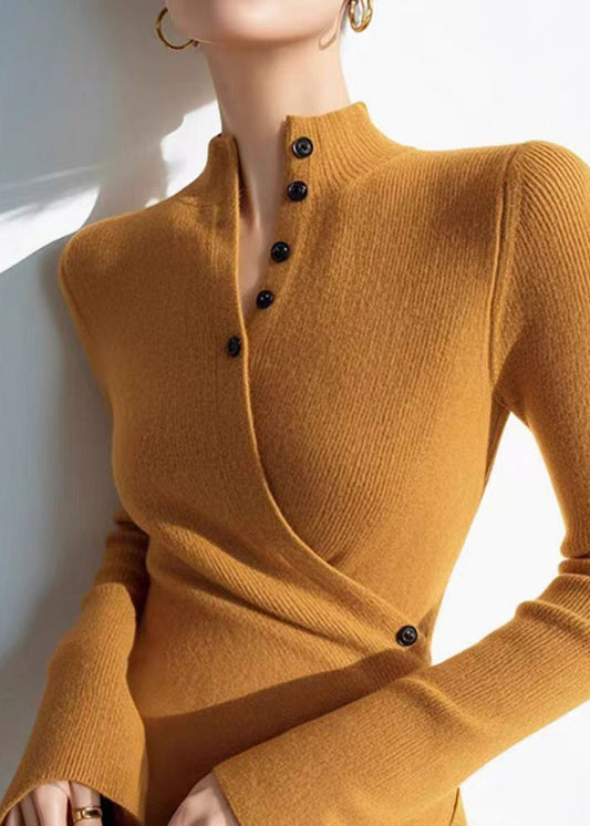 Pull en tricot de coton froissé jaune coupe ajustée à col en V pour l'hiver OM006