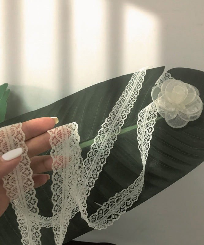 Collier foulard en soie ajouré à fleurs en dentelle beige style YU007