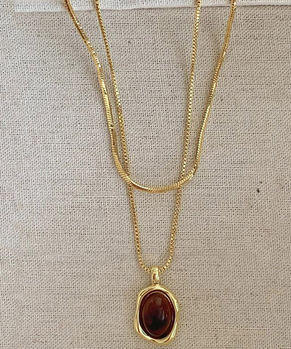 Ensemble de colliers et pendentifs en cuivre, ambre et or, style surdoré
