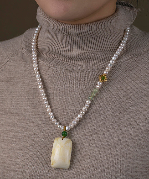 Collier avec pendentif en jade blanc et perle de raisin et orchidée GH1053