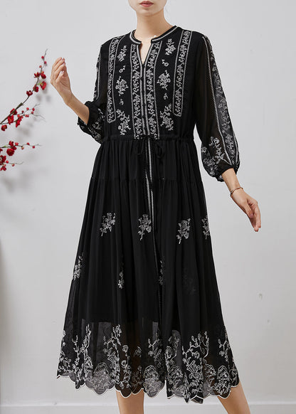 Robe cintrée en mousseline de soie brodée noire élégante pour l'été AP1063