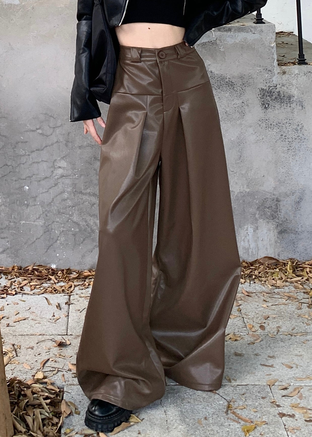 Stilvolle Kaffeeknopf-Kunstlederhose mit hoher Taille, Herbst PP031