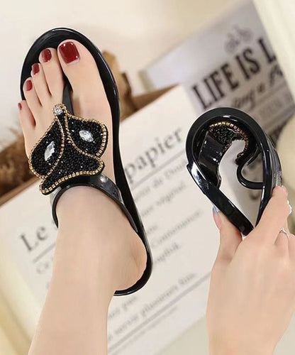 Stilvolle Flip-Flops mit flacher Unterseite und transparentem Kristall AP1047