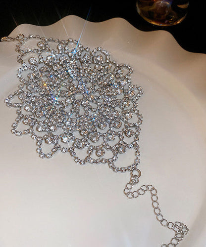 Charm élégant en soie et zircon, pompon creux en cuivre floral