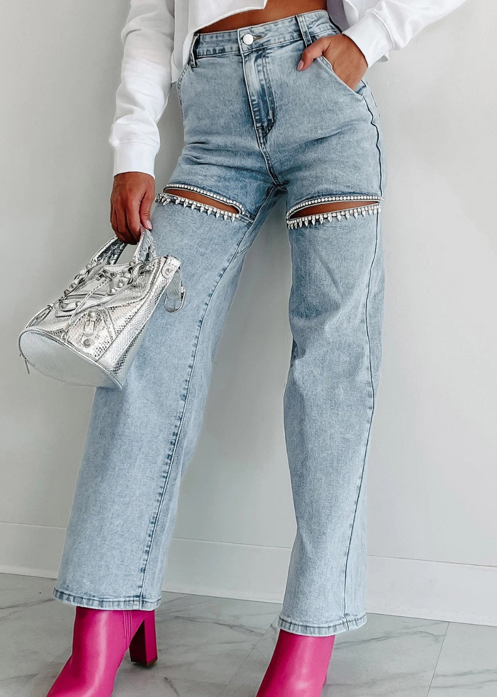 Einzigartige Sommer-Jeans mit geradem Schnitt und hoher Taille und blauen Löchern