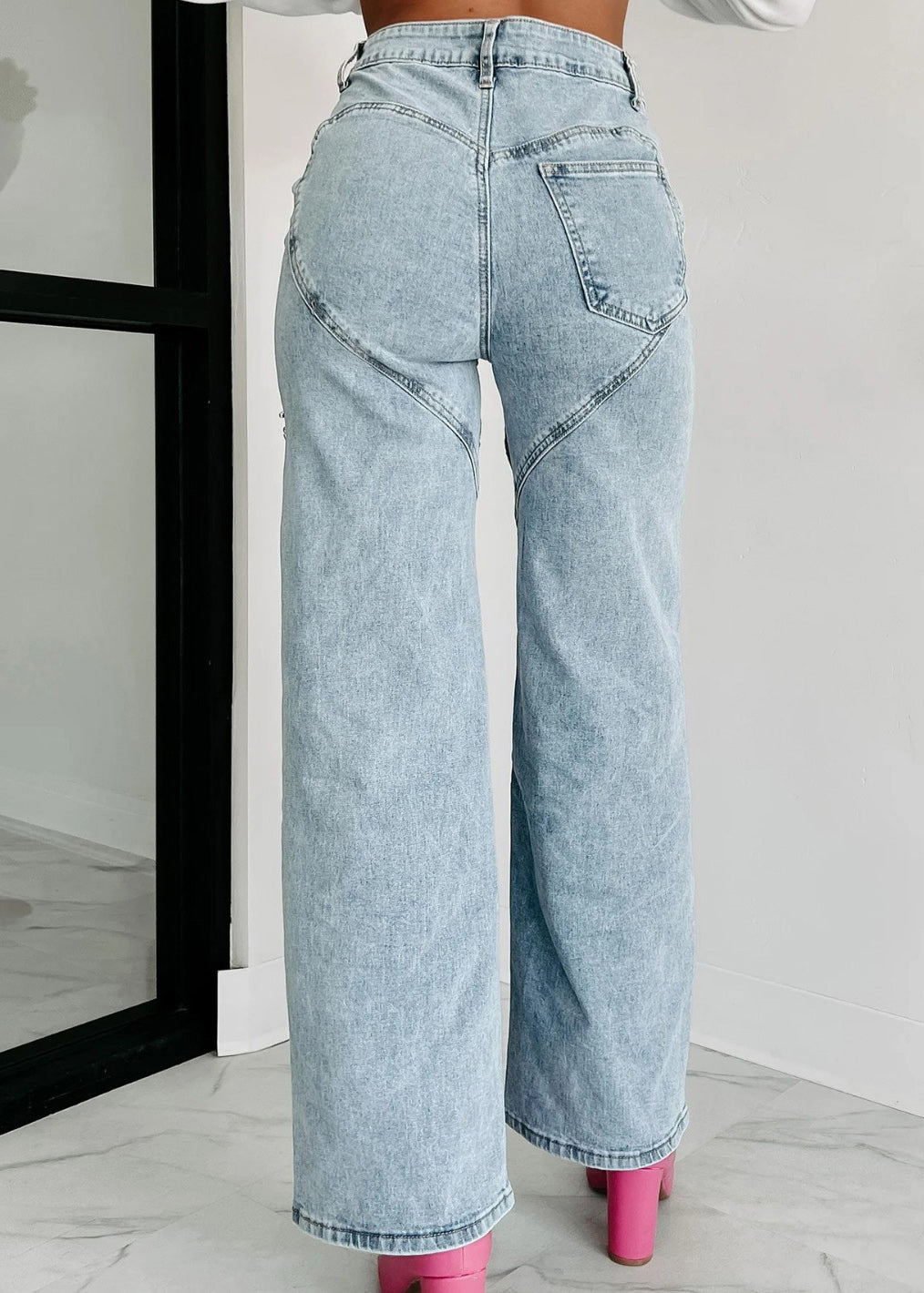 Einzigartige Sommer-Jeans mit geradem Schnitt und hoher Taille und blauen Löchern