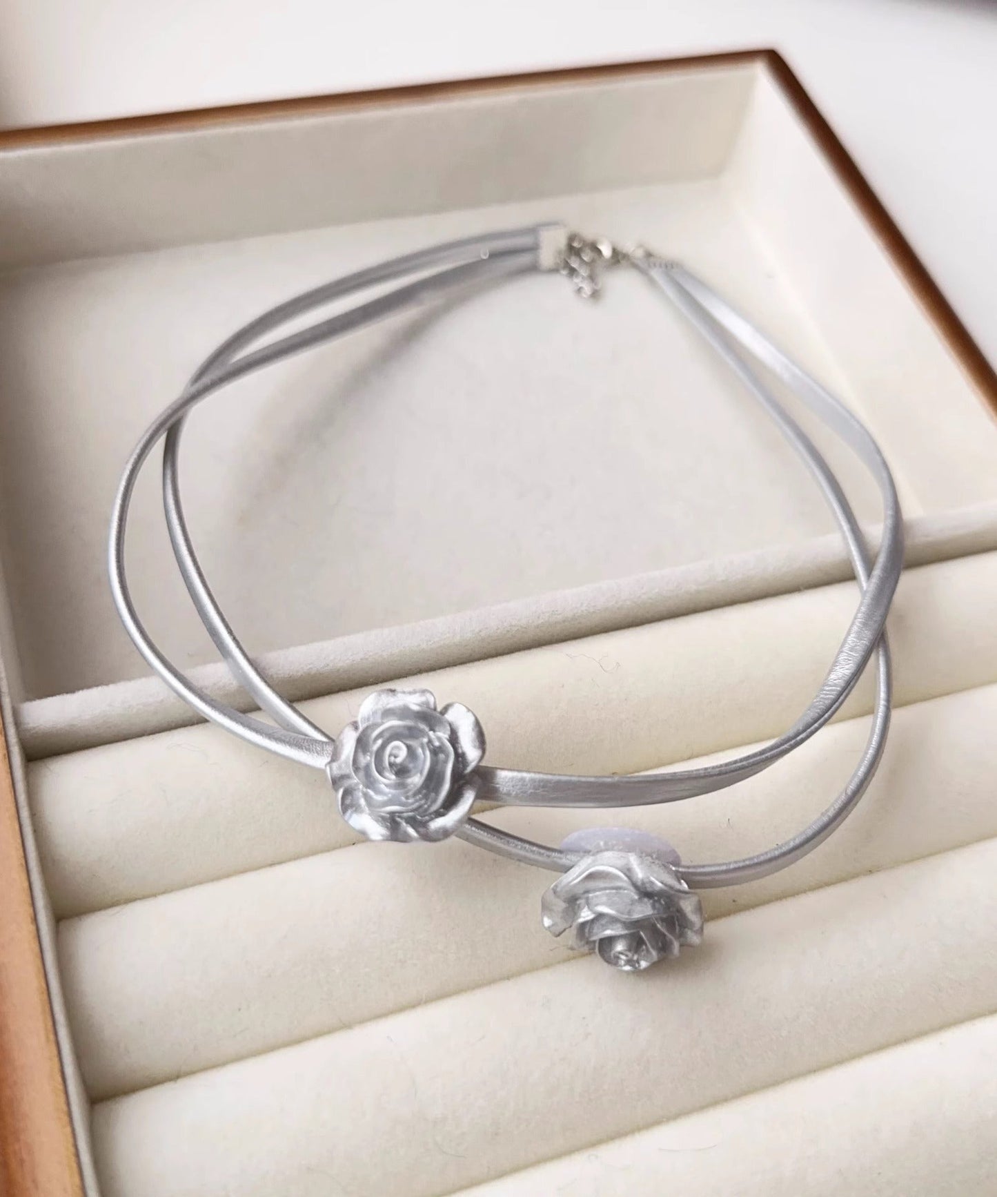 Unique Seiden-Halsband aus Sterlingsilber mit Rosenmotiv, zweilagig, PO060