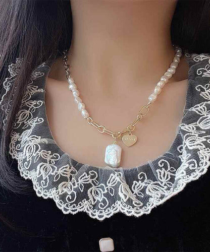 Collier unique avec pendentif en surdorure blanche et perle en cuivre asymétrique