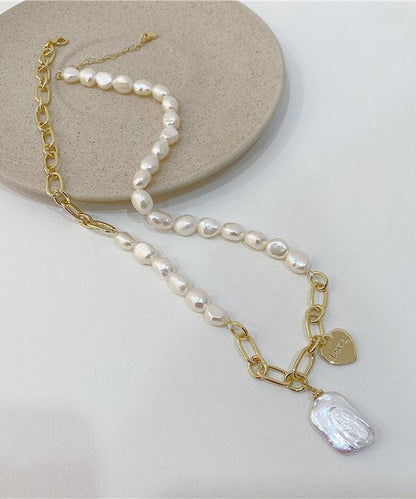 Collier unique avec pendentif en surdorure blanche et perle en cuivre asymétrique