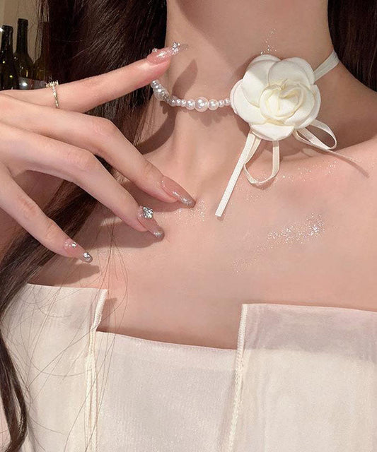 Collier asymétrique en tissu blanc Vogue avec pendentif en forme de fleur de camélia et perles YA008