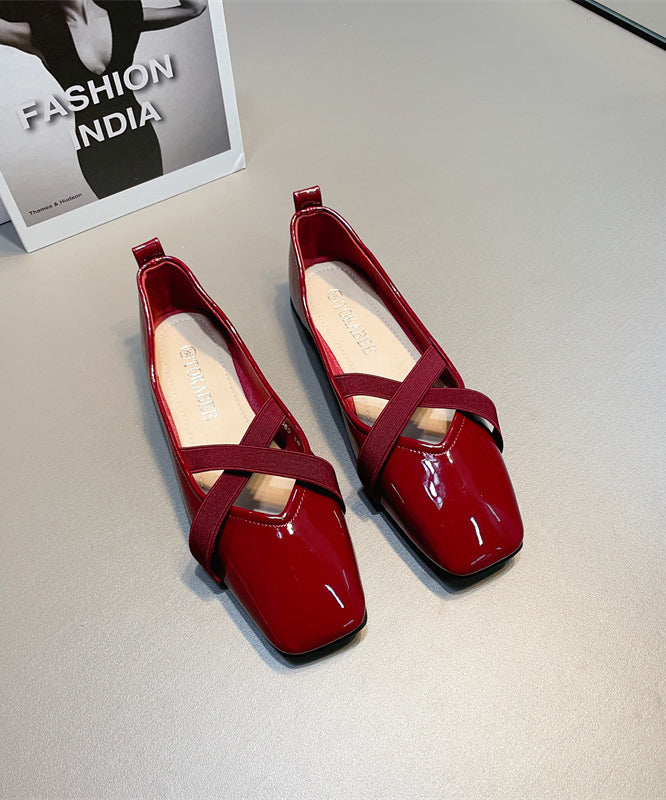 Épissage de chaussures pour femmes en cuir rouge à brides croisées plates et imitation cuir