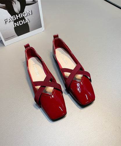 Épissage de chaussures pour femmes en cuir rouge à brides croisées plates et imitation cuir
