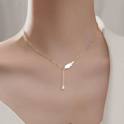 Collier avec pendentif en forme d'aile