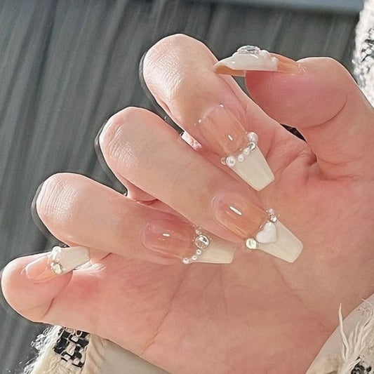 Faux ongles en forme de cœur avec fausses perles
