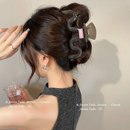 Wavy Claw Acrylic Hair