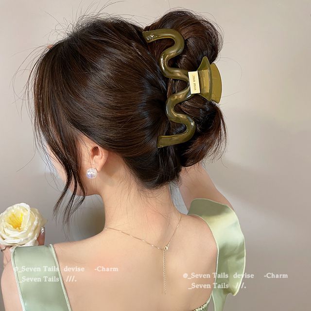 Wavy Claw Acrylic Hair