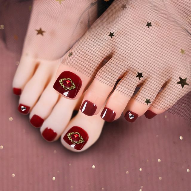 Zehennagelspitzen mit Strasssteinen