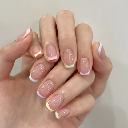 Ongles à coller avec bordure contrastée