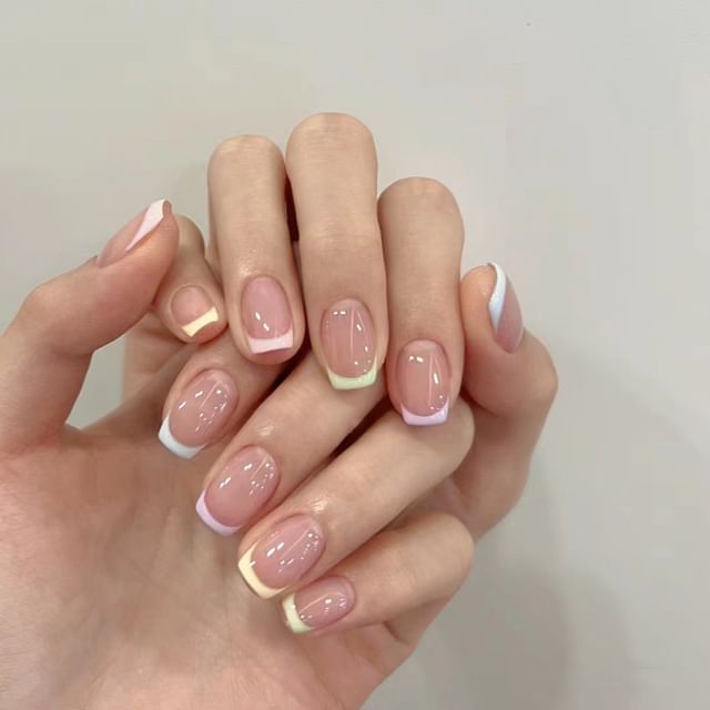 Ongles à coller avec bordure contrastée