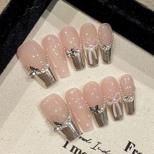 Ongles à pression métallisés avec nœud