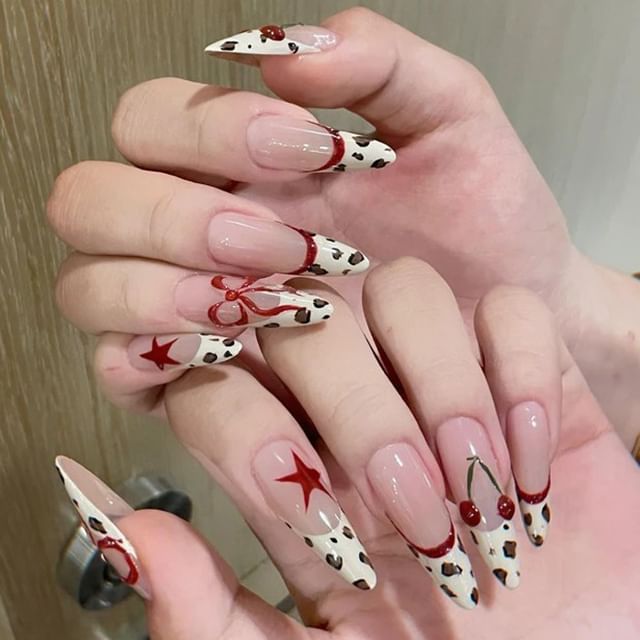 Ongles à coller imprimé léopard cerise