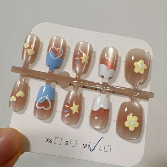 Ongles à coller motif floral en forme de cœur et d'étoile