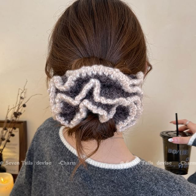 Scrunchie Contrast Trim Knit
