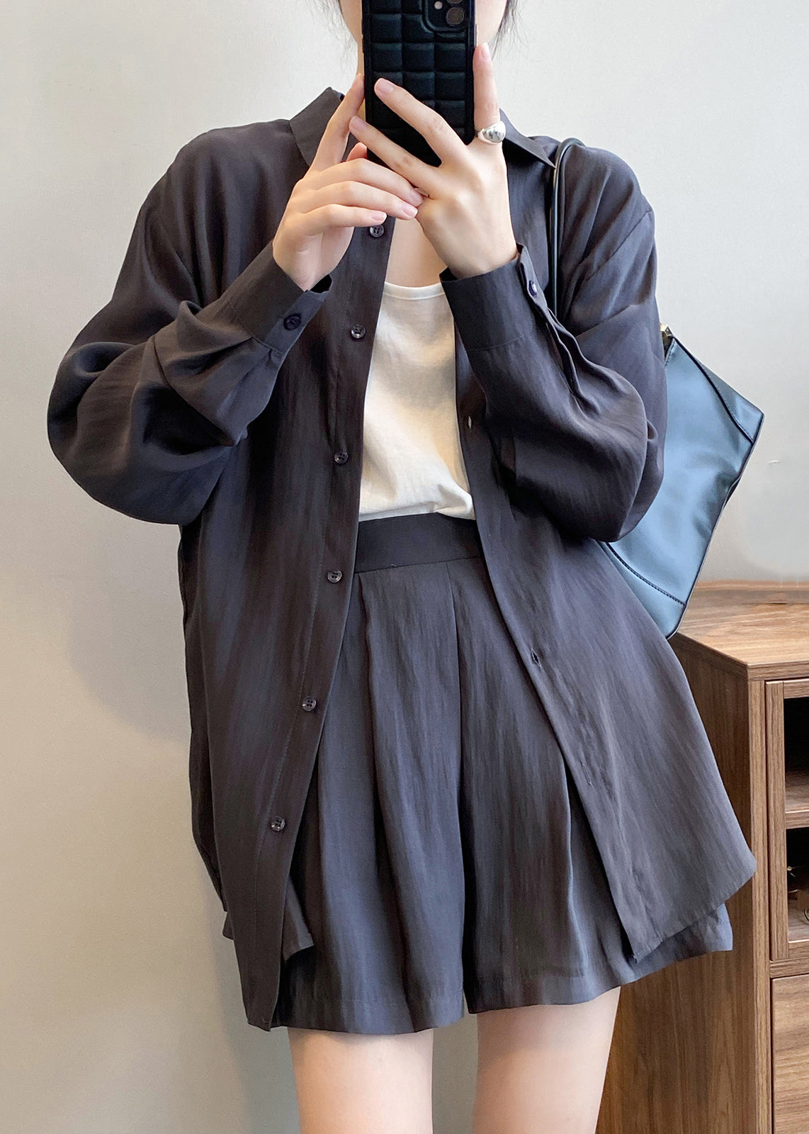 Zweiteiliges Set mit Spring Button-T-Shirt und Peter Dark-Seidenpan-Kragen in Grau 
