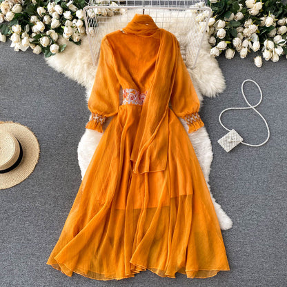 Robe rétro orange à col en V et manches lanternes avec ceinture brodée AR1013 