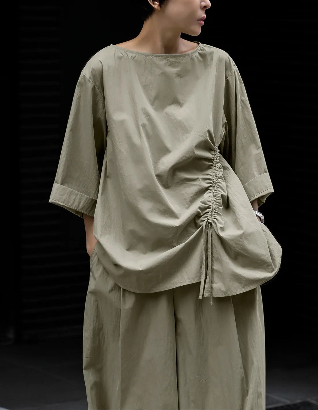Lässiges Baumwolltop mit Kordelzugärmeln in Khaki, halb asymmetrisch 