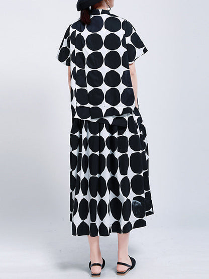 Chemise boutonnée haute à pois noirs et col montant avec poches 