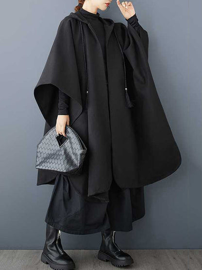 Stilvoller schwarzer Trenchcoat mit Kapuze, Kordelzug, Quastentaschen, Reißverschluss und Fledermausärmeln TW007 