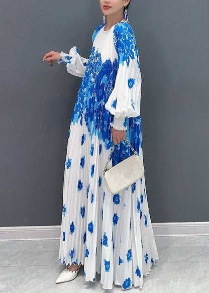 Robe longue froissée à imprimé col rond blanc et bleu style AO1001 