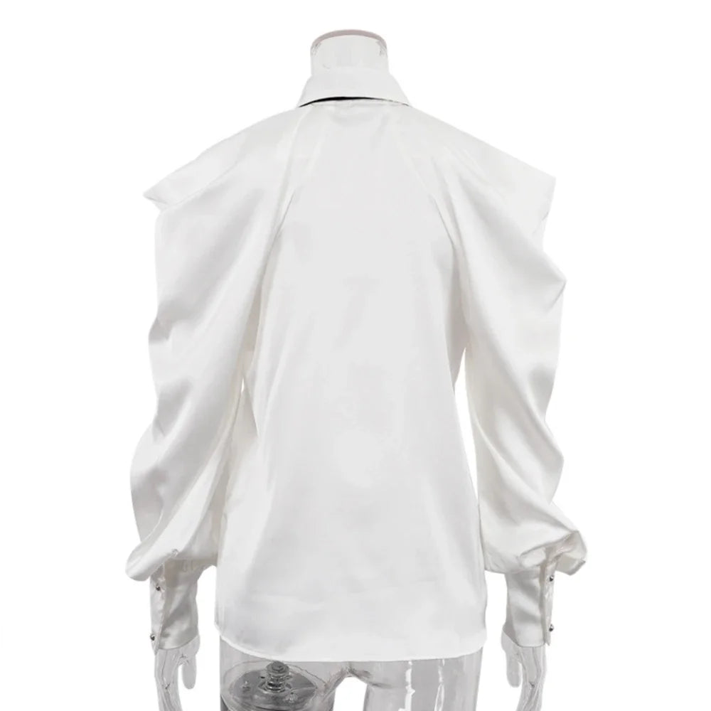 Haut en satin à manches longues et revers blanc avec nœud 