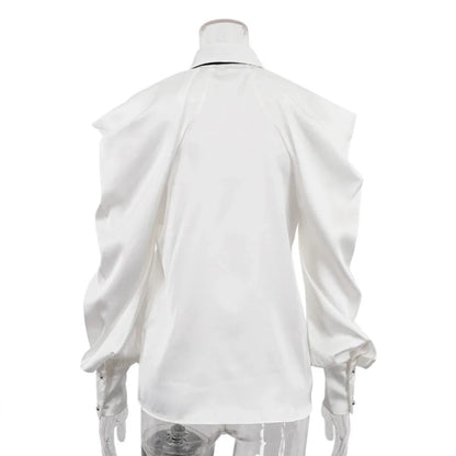 Haut en satin à manches longues et revers blanc avec nœud 