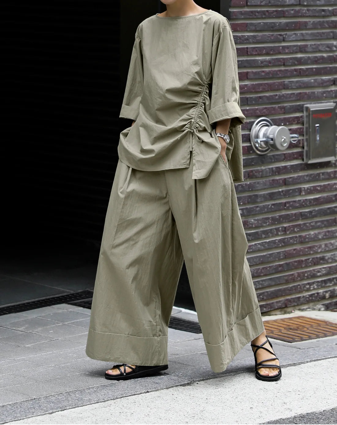 Lässiges Baumwolltop mit Kordelzugärmeln in Khaki, halb asymmetrisch 