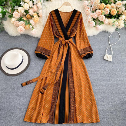 Robe vintage marron à col en V et manches longues bouffantes imprimées à la taille AR1003 