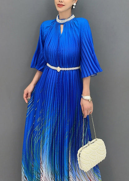 Robe longue froissée à imprimé bleu unique à col montant pour l'été AO1002 