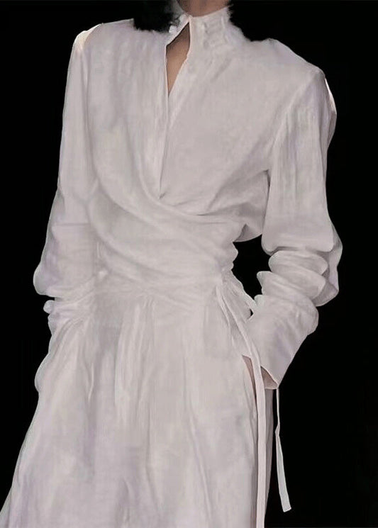 Costume original en lin à deux pièces en dentelle et col montant blanc 