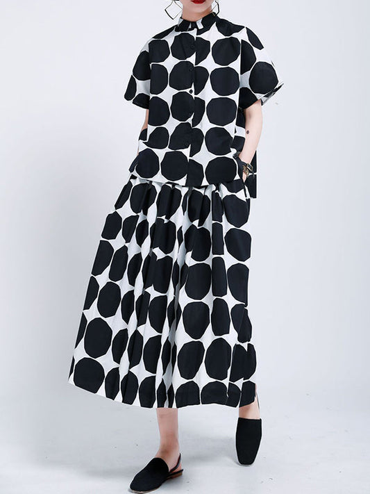 Chemise boutonnée haute à pois noirs et col montant avec poches 