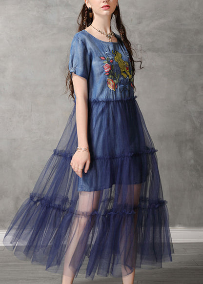 Robe longue en jean bleu à col rond et manches courtes en tulle brodé NN020