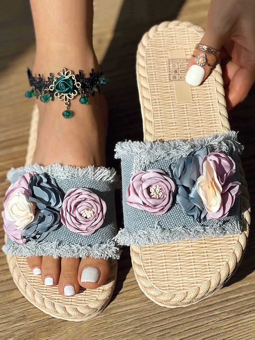 Strand-Slipper aus Denim mit Blumendekor und breitem Riemen und Saum CC10