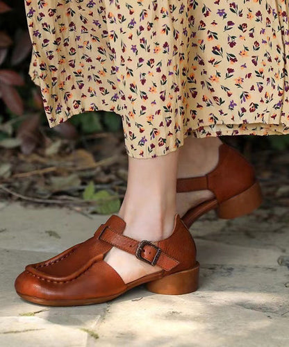 Sandales marron en cuir de vachette épais avec boucle et boucle rétro