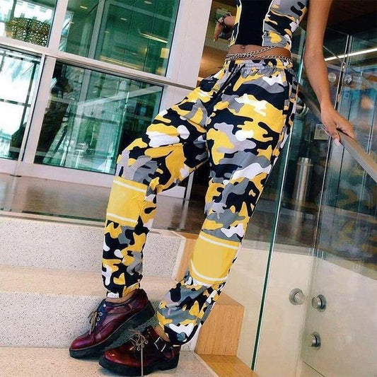 Pantalon de jogging taille haute à imprimé camouflage et jambe droite CG23