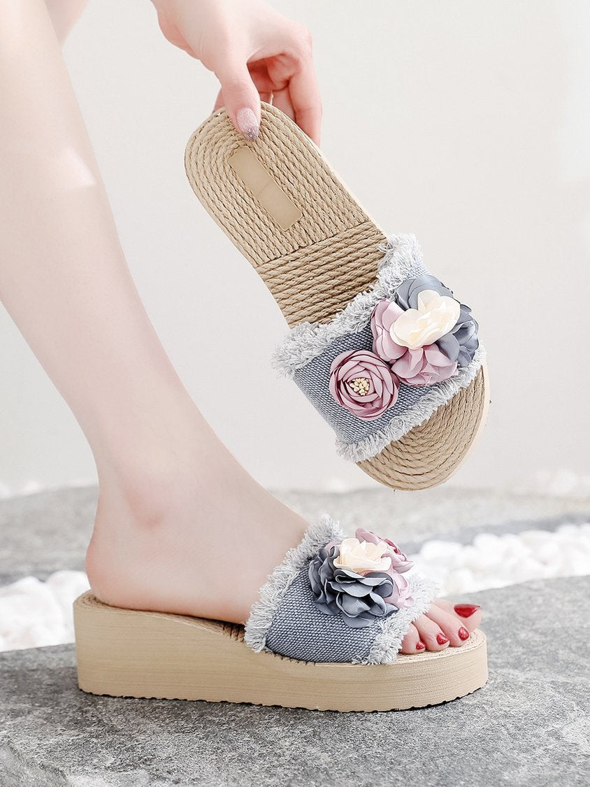 Strand-Slipper aus Denim mit Blumendekor und breitem Riemen und Saum CC10